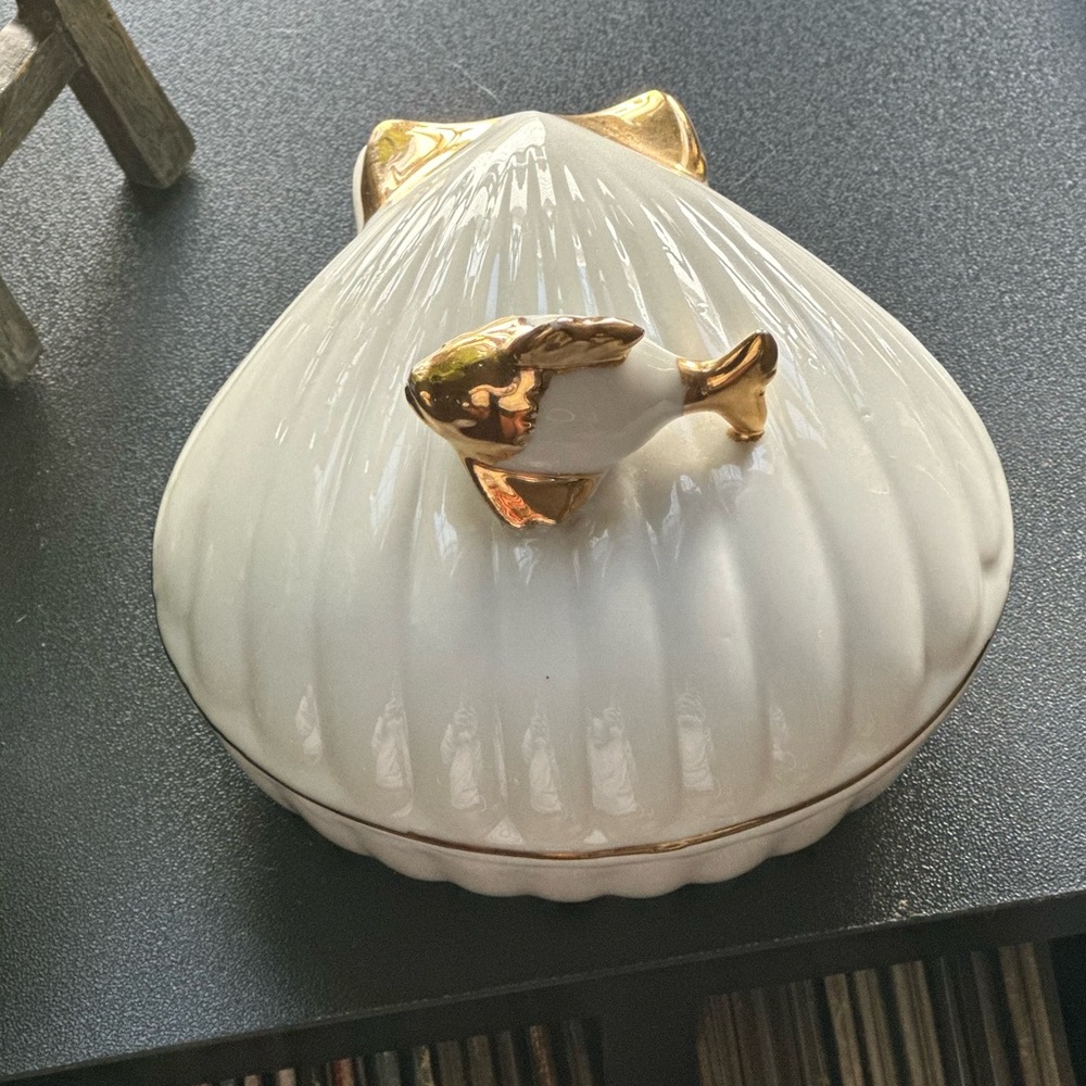 Ceramic clam trinket with gold fish accent.